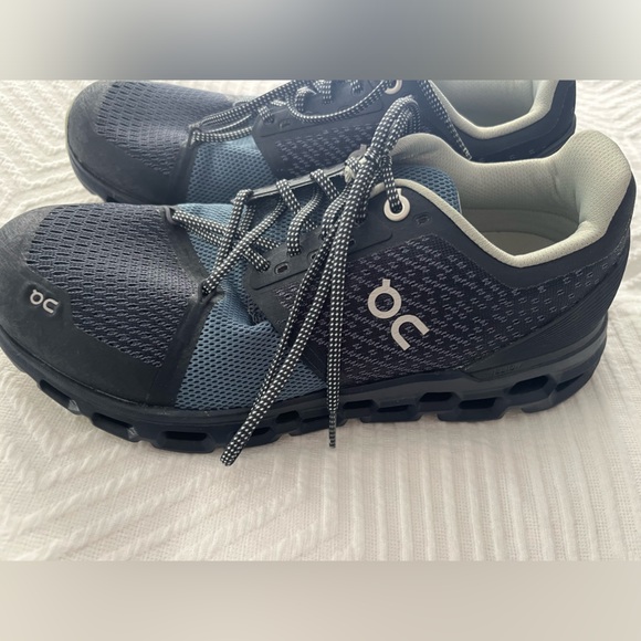 ON Running Cloudstratus size 7.5 - Barely Worn - Picture 1 of 4